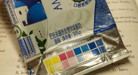 牛奶包装盒底部的色块是干嘛的？