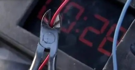 拆弹的时候为什么不一下把线全剪了?