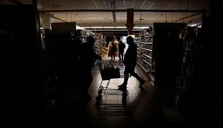 为什么英国超市会在人多的时候突然关灯?