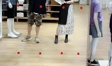 为什么有些商场的镜子上有一堆红点?