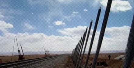 青藏铁路两旁为什么都插着大铁棒?