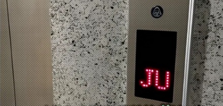 电梯面板为什么会显示「JU」，是坏了吗？