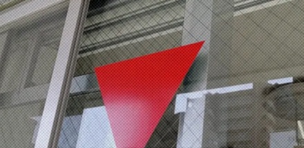 大楼窗户上贴的红色倒三角是什么东西?