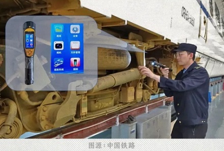 为什么火车上乘务人员，会拿一个没光的手电筒照来照去？