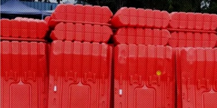 马路上常见的红色路障为啥「水马」？