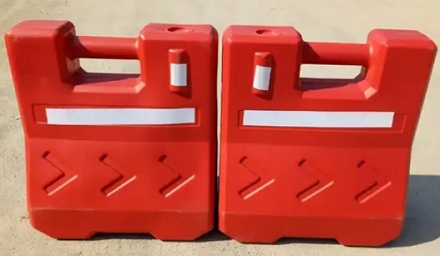 马路上常见的红色路障为啥「水马」?