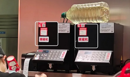 为什么蜜雪冰城的员工会哐哐往机器里倒「菜籽油」?