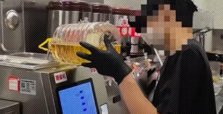 为什么蜜雪冰城的员工会哐哐往机器里倒「菜籽油」？