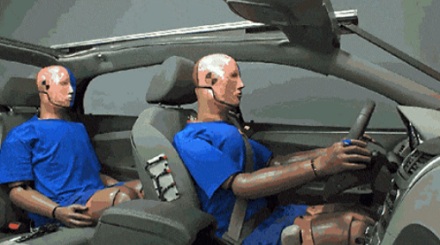 汽车发生碰撞，后座哪个位置最安全？