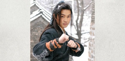为什么同样是手机拍人,离远放大拍会更好看?