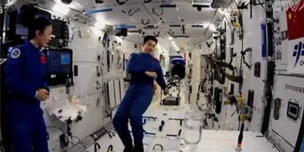 为什么宇航员在大空经常闻到烤肉味？