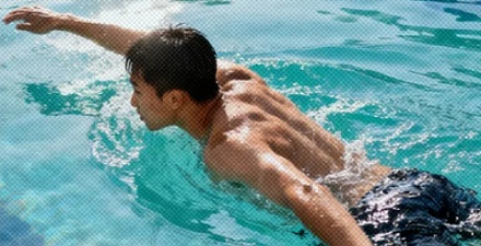 为什么游泳的时候也没喝水，但就会想尿尿？