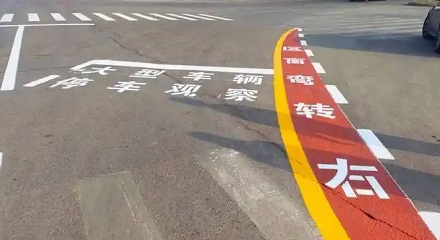 为什么很多大车车尾都贴着「右转必停」?