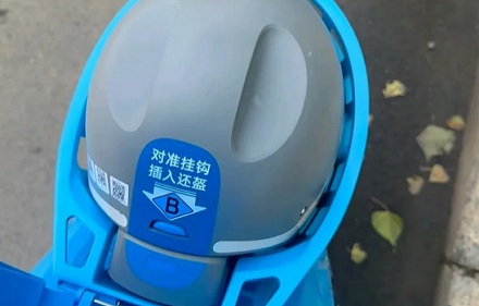 为什么共享电动车头盔后面总有个字母 A 或 B？
