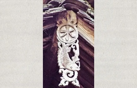 为什么很多古建筑的屋檐下都会挂一条木头鱼？