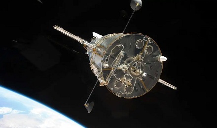 为什么哈勃望远镜传回的宇宙照片都有个黑色的缺口？