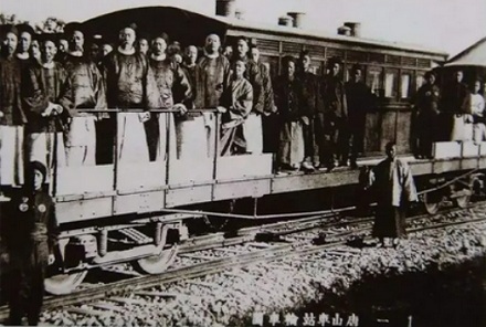 国内的汽车都靠右行驶，为什么火车却靠左？