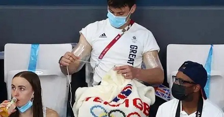 为啥英国人坐在奥运会观众席上也要织毛衣？
