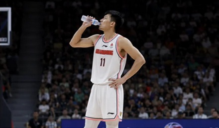 为什么足球运动员老往地上吐口水？