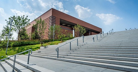 为什么图书馆门口的台阶又高又长？