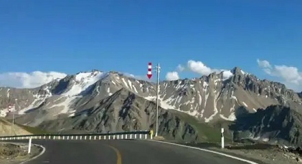 为什么新疆公路旁会有箭头朝下的标志？