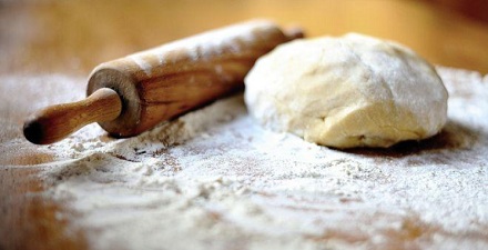 制作面包时加盐有什么用？