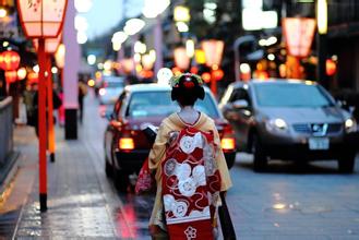 日本和服后面的布最开始是为了方便户外啪啪啪的薄棉被