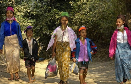 泰国克伦部落的女性有在脖子上带金属圈的传统