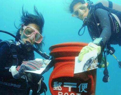 日本有个Susami Bay邮箱，该邮箱在水下10米深处