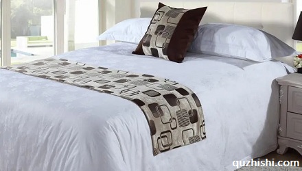 为什么酒店床上要放一块绸缎布呢？